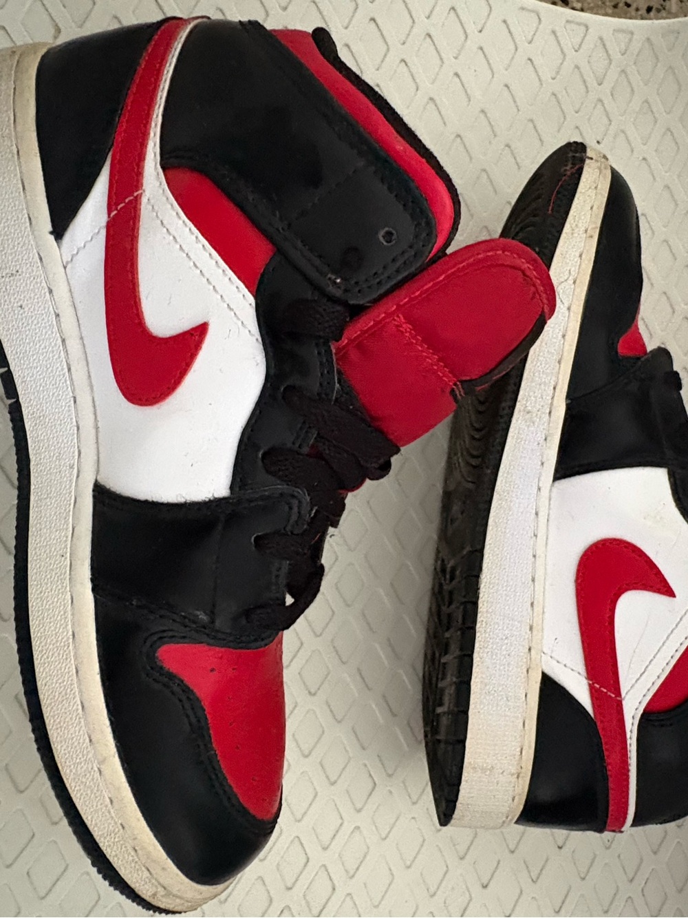 Nike Air Jordan 1 Mid Chicago Black Toe GS Style 554725-069 Size [6y]